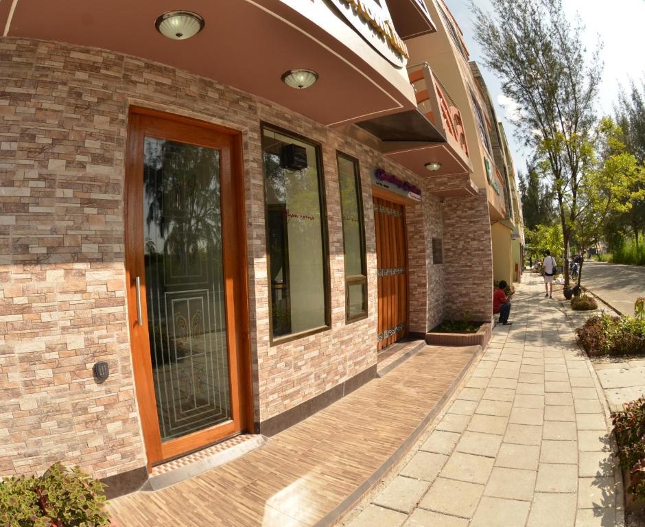 הולהומאל Newtown Inn מראה חיצוני תמונה